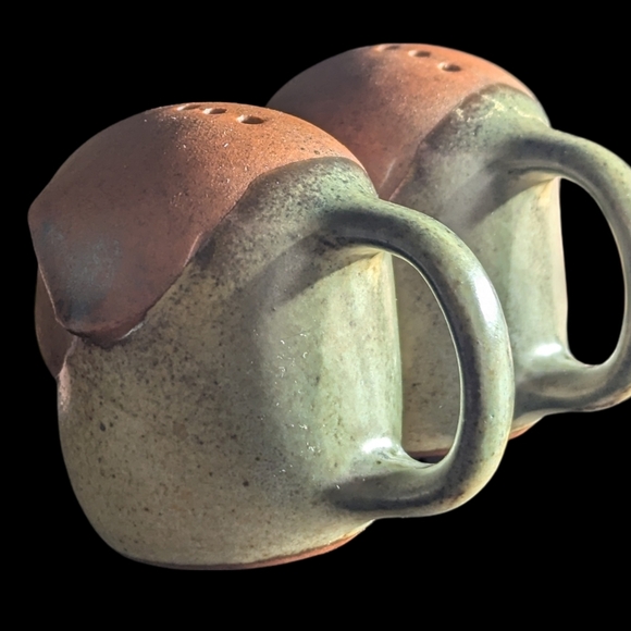 SOLD Vintage Mid Century Modern Happy Pig Shaped Salt and Pepper Shakers - Picture 6 of 9